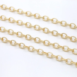 Macro d'une chaîne de bijoux DIY plaquée or 14K avec des maillons ovales texturés