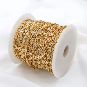 Détail macro d'une chaîne grain de café plaquée or 14K sur bobine pour bijoux DIY
