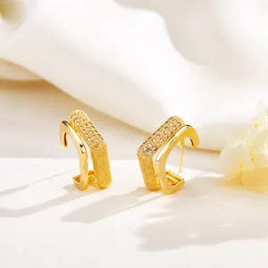 Elegantes pendientes de doble C bañados en oro de 14K con micro pavé de circonitas