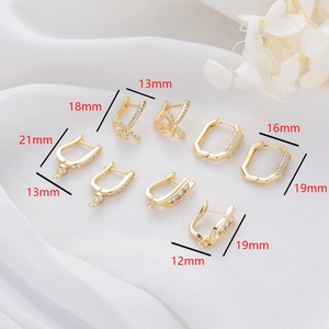 Detalle de accesorios para pendientes bañados en oro 14K con circonitas para joyería DIY