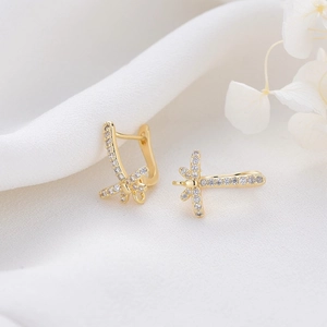 Elegantes pendientes de libélula bañados en oro de 14K con circonitas brillantes incrustadas