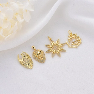 Set de 4 dijes de león y estrella bañados en oro de 14K con micro pavé de circonitas