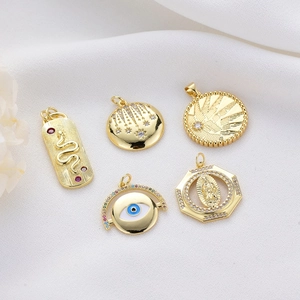 Set de cinco colgantes bañados en oro 14K con serpiente, ojo turco y religiosos