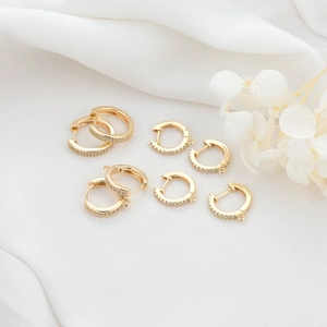 14K goud vergulde oorringen met zirkonia micro-pave op een witte stoffen achtergrond