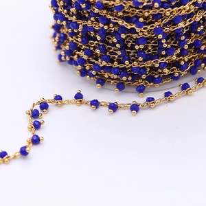 Vista dettagliata di perle di cristallo blu cobalto da 3mm su catena in metallo dorato