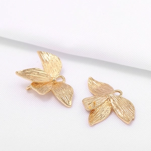 Colgante de hoja bañado en oro de 14K con anillos dobles y textura cepillada para joyas