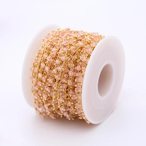Dettaglio di perle di cristallo rosa 3mm su catena dorata per gioielli fai-da-te