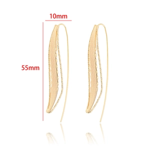 Detalle de pendientes de hoja ondulada bañados en oro 14k con textura mate, 55mm