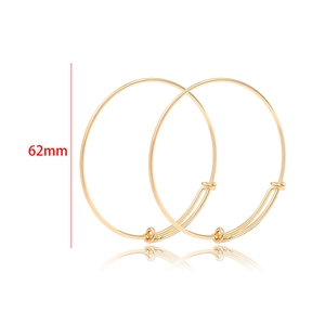 Detalle de brazalete ajustable bañado en oro de 14k con diámetro de 62mm y cierre deslizante