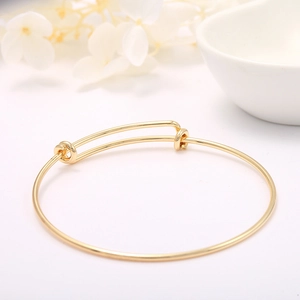 Minimalistischer verstellbarer 14k Goldreif mit glattem Finish und Schiebeknoten