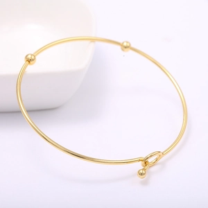 Brazalete abierto bañado en oro de 14k con tres cuentas y cierre de gancho