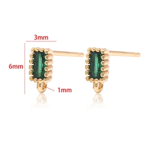 Detailansicht der 14k vergoldeten Smaragd-Zirkon-Ohrringe mit den Maßen 3mm mal 6mm