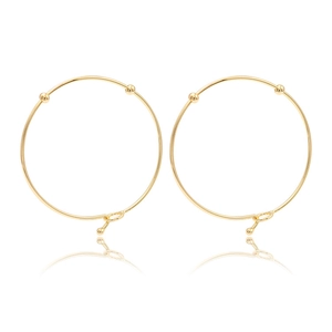 Elegante brazalete abierto bañado en oro de 14k con cuentas sobre un fondo blanco puro