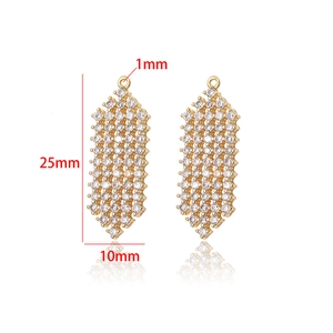Detail von 14K vergoldeten rechteckigen Ohrringen mit Zirkonia und Größenangaben