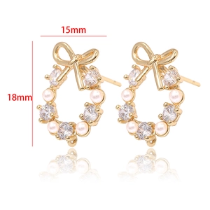 Detailansicht der 14k Gold-Schleifenohrringe mit weißen Perlen und Zirkonia, 18 mm Höhe