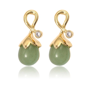 Detailaufnahme der Tropfen-Jade-Ohrringe mit 14k vergoldeten Blumen-Ohrsteckern