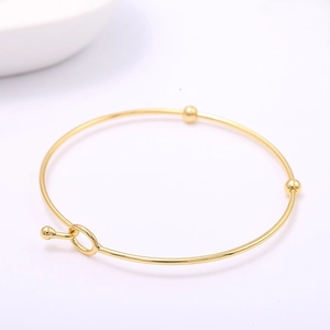 Brazalete abierto minimalista bañado en oro de 14k con cuentas y cierre de gancho