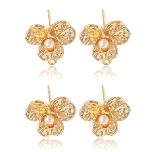 Vergoldete 14k Blumen-Ohrstecker mit Perle und kleiner Aufhängeschleife