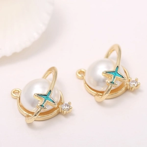 Colgante planeta de cobre bañado en oro 14k con perla, avión de esmalte azul y circón