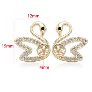 Détail de boucles d'oreilles cygne doré de 15 mm avec zircon et sertissage perle de 4 mm