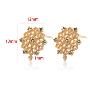 Détail d'un connecteur fleur à quatre feuilles en cuivre plaqué or 14k avec zircon vert DIY