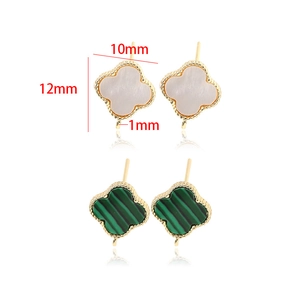 Détail de breloques trèfle de 10mm en vert et blanc avec bords perlés dorés