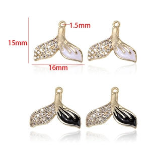 Dettagli dei ciondoli a coda di delfino con placcatura oro 14K e inserti in smalto