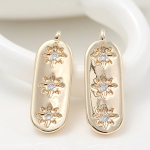 Pendentif ovale doré avec trois étoiles serties de zircons et finition métal poli