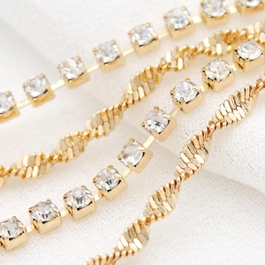 Elegante goldene Zirkonia-Tenniskette und gedrehte Schlangenkette mit hochglänzendem Metallfinish