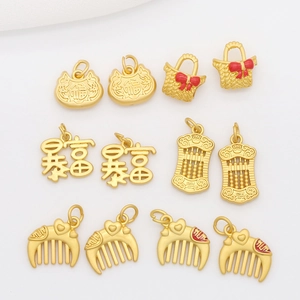 DIY Gold-Sand-Anhänger mit Bao-Fu-Schriftzeichen, Abakus und Glücksbeutel auf weißem Hintergrund