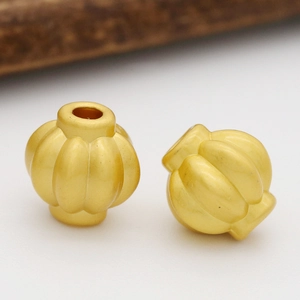 Vue macro de perles lanternes dorées avec détails texturés de style chinois traditionnel