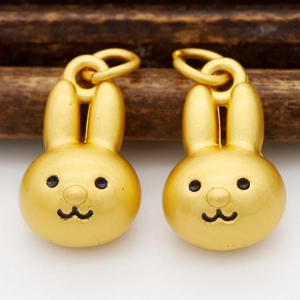 Gros plan de pendentifs lapin dorés au fini mat pour bijoux DIY et colliers