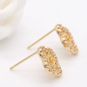 Boucles d'oreilles trèfle en or avec zircons incrustés et tige en argent 925