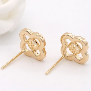 Boucles d'oreilles trèfle dorées élégantes avec tiges en argent S925 et motif évidé