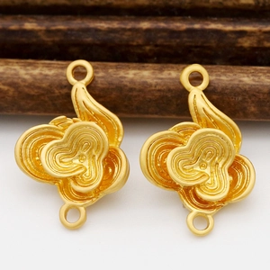 Vue macro de pendentifs nuage ruyi dorés pour la création de bijoux DIY