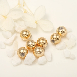 Détail de perles rondes plaquées or 14k avec bouchons en silicone pour création de bijoux