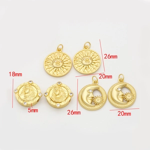 Lot de six pendentifs vintage dorés motifs soleil et lune avec détails en zircone