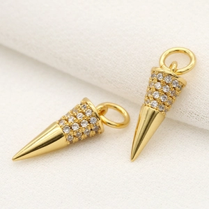 Détail de pendentifs cônes plaqués or 14k avec incrustation de zircone pour bijoux DIY