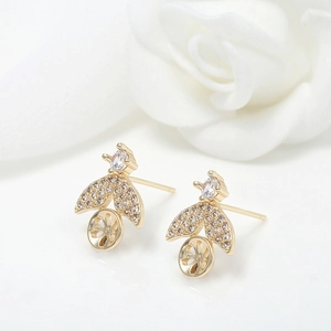 Élégantes boucles d'oreilles queue de poisson dorées avec zircons et tiges en argent 925