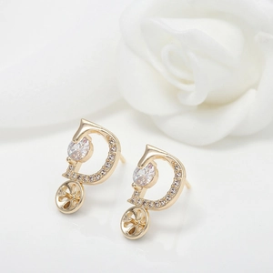 Élégantes boucles d'oreilles lettre D en argent 925 doré avec zircons et base de pétales