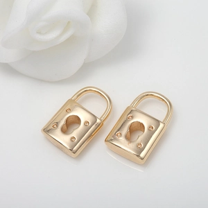 Détail de breloques de serrure coeur plaquées or 14k pour création de bijoux DIY