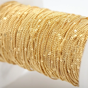 Détail macro d'une chaîne corde plaquée or 14 carats pour la création de bijoux DIY