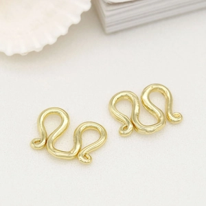 Connecteur bijou: fermoir crochet en S en cuivre plaqué or 14K sur fond minimaliste