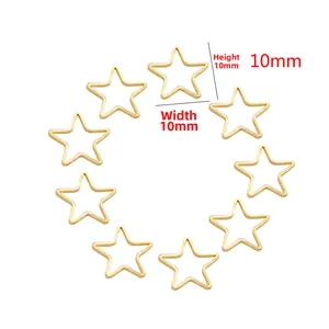 Dettaglio macro di ciondoli a stella dorata da 10 mm con finitura lucida per fai da te