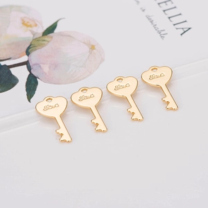 Set van vier 14K vergulde koperen hartvormige sleutelhangers met Love-gravure