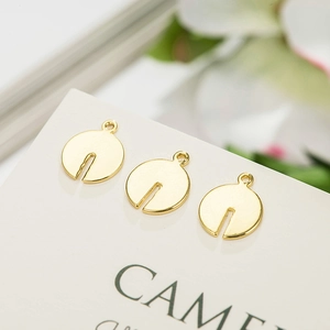 Detail van 14K vergulde ronde metalen hangers voor DIY sieraden maken en kettingen
