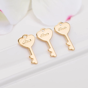 Drie 14K vergulde hart-sleutelhangers met Love gravure voor DIY sieraden maken