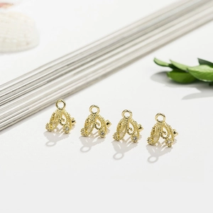 Macro-opname van 14K vergulde opengewerkte kralenkapjes met zirkoon voor DIY-sieraden maken
