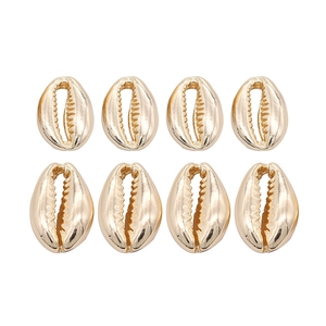 Macro-opname van 8 gouden schelp sieraden hangers in gepolijst 14k verguld koper