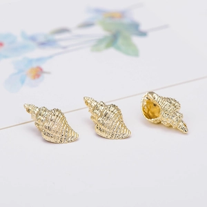 Creatieve 14k vergulde koperen schelp hangers met gedetailleerde spiraaltextuur